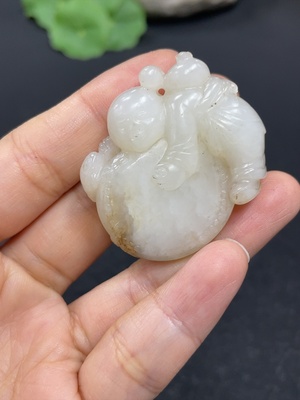 H41905410 和田玉挂件   童子    货品总重约23.4g  皮色成因未定