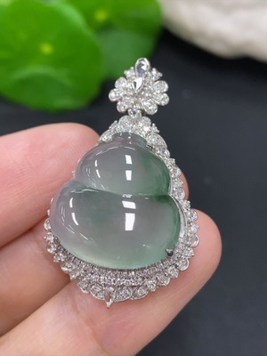 F42955792 翡翠葫芦镶嵌吊坠 18K金 货品总重约7.5克（配镶钻石）