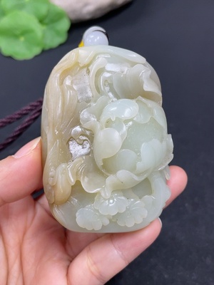 H41905242 和田玉手把件    花开富贵    货品总重约（含绳）164.4g   配珠非和田玉