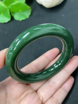 H46574504 和田玉圆条手镯    圈口53.9     货品总重约71.4g