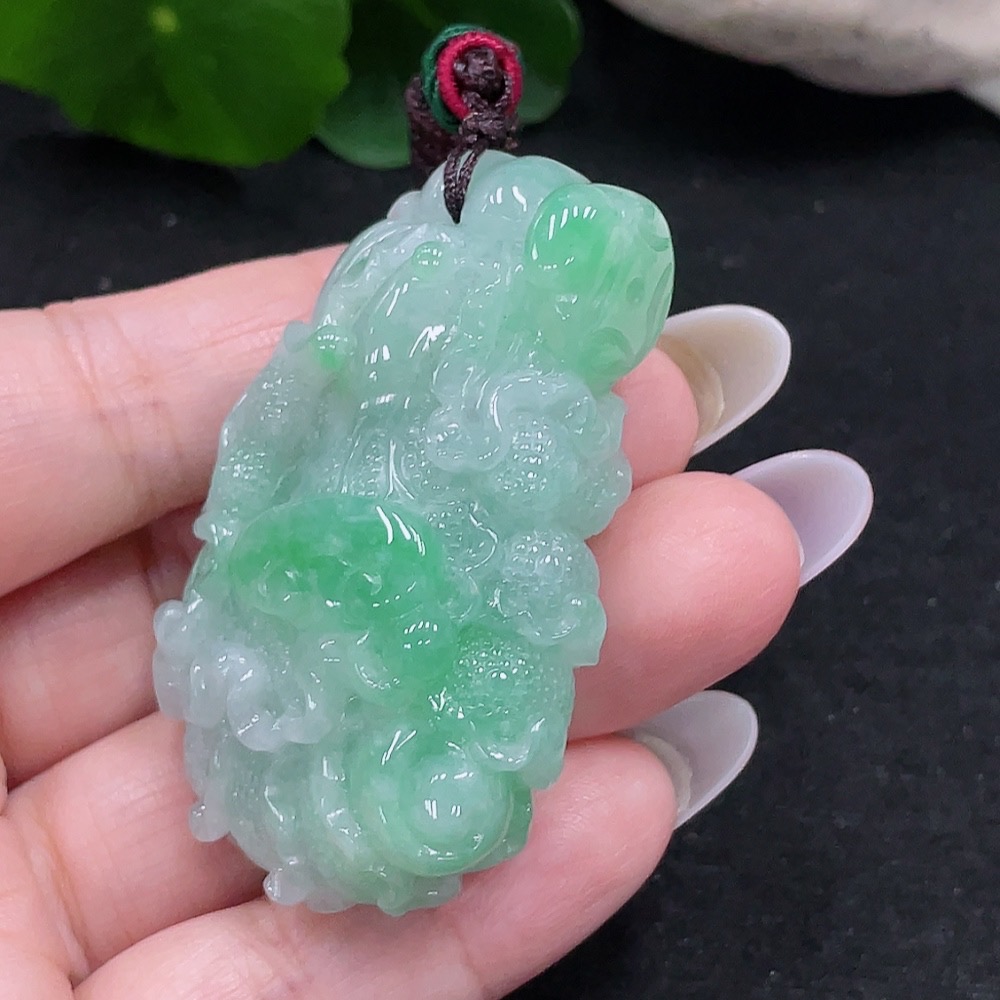 F33900300 Jadeite cabbage pendant Total weight about 48.7g (including rope weight)