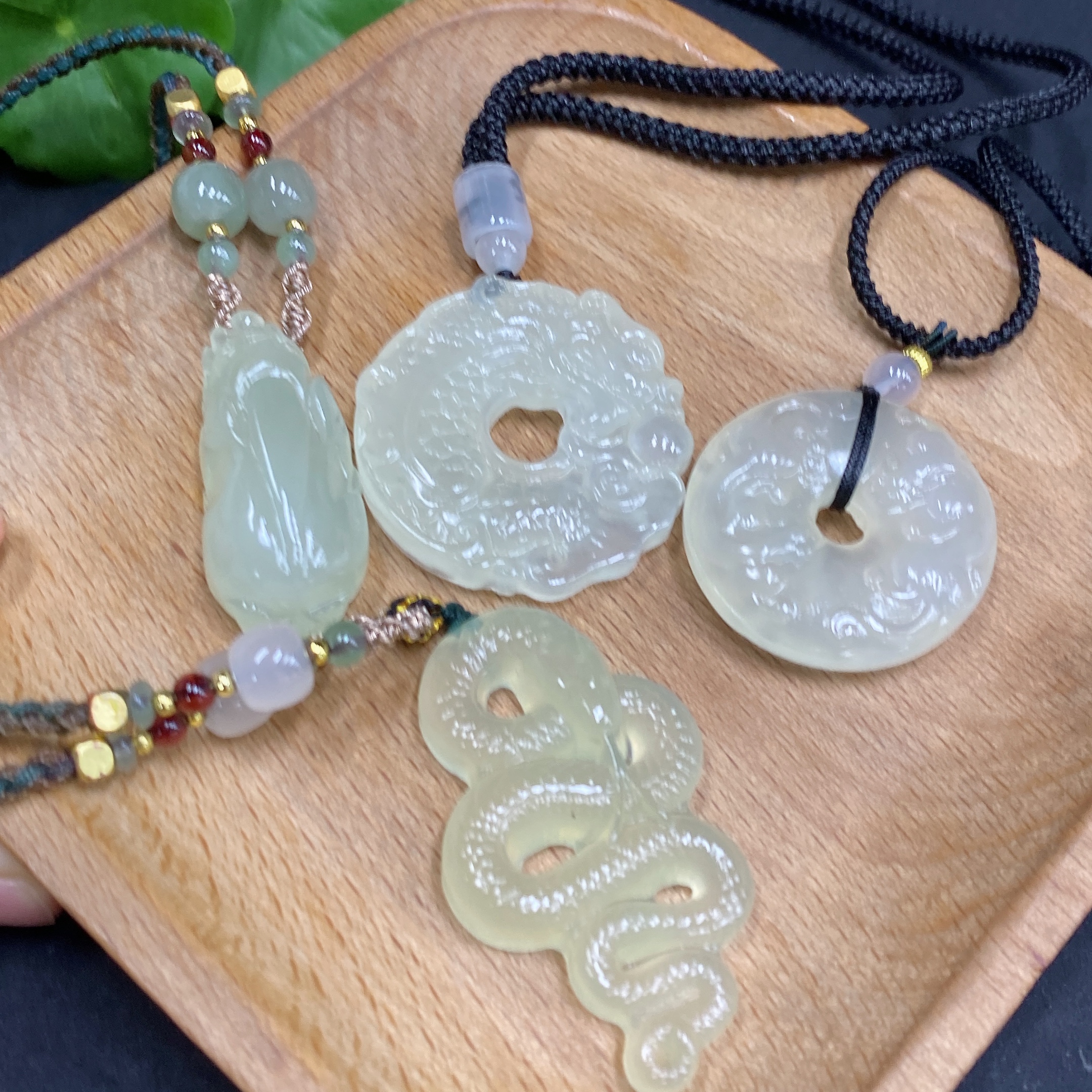 H34970576 Xiuyu (Serpentine Jade) Pendant
