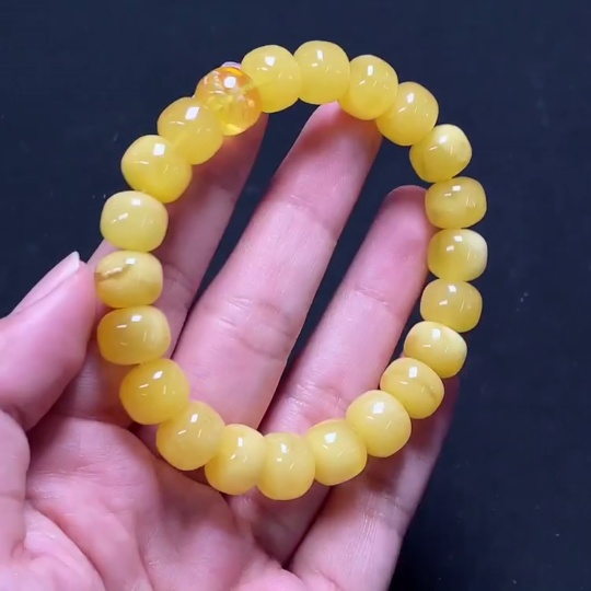 C31665658 Amber and Beeswax Bracelet, Total Weight Approximately 16.04g, Bead Size About 10.9mm