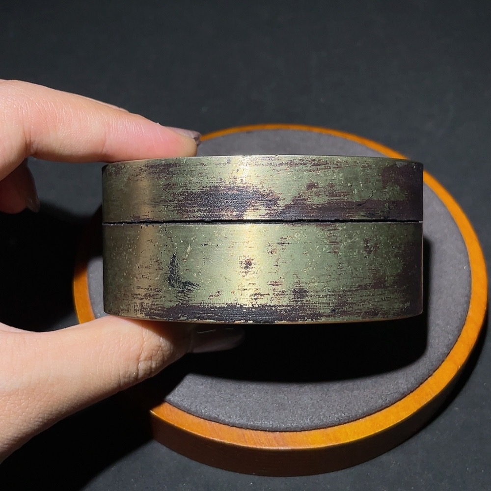 W34987510 Late Qing Dynasty and Republic of China period brass scholar's ink box with fine engraving and rich patina, miscellaneous category