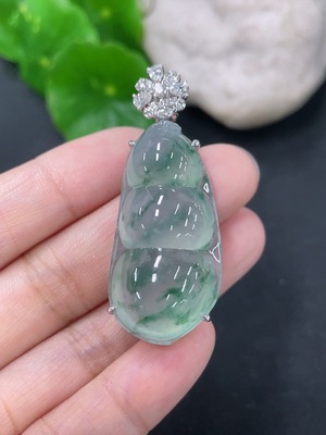 F46550485 翡翠镶嵌福豆吊坠 18k 配镶钻石 货品总约重12.17g
