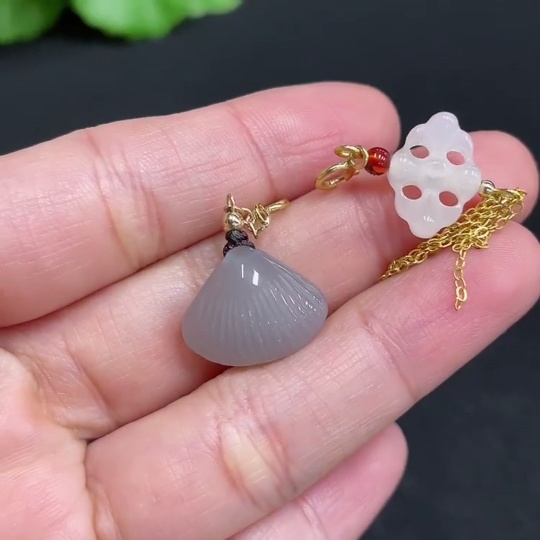 H34072673 Hetian Jade Pendant Antique Style + Scallop Non-Gold Total Weight Approx. 3g