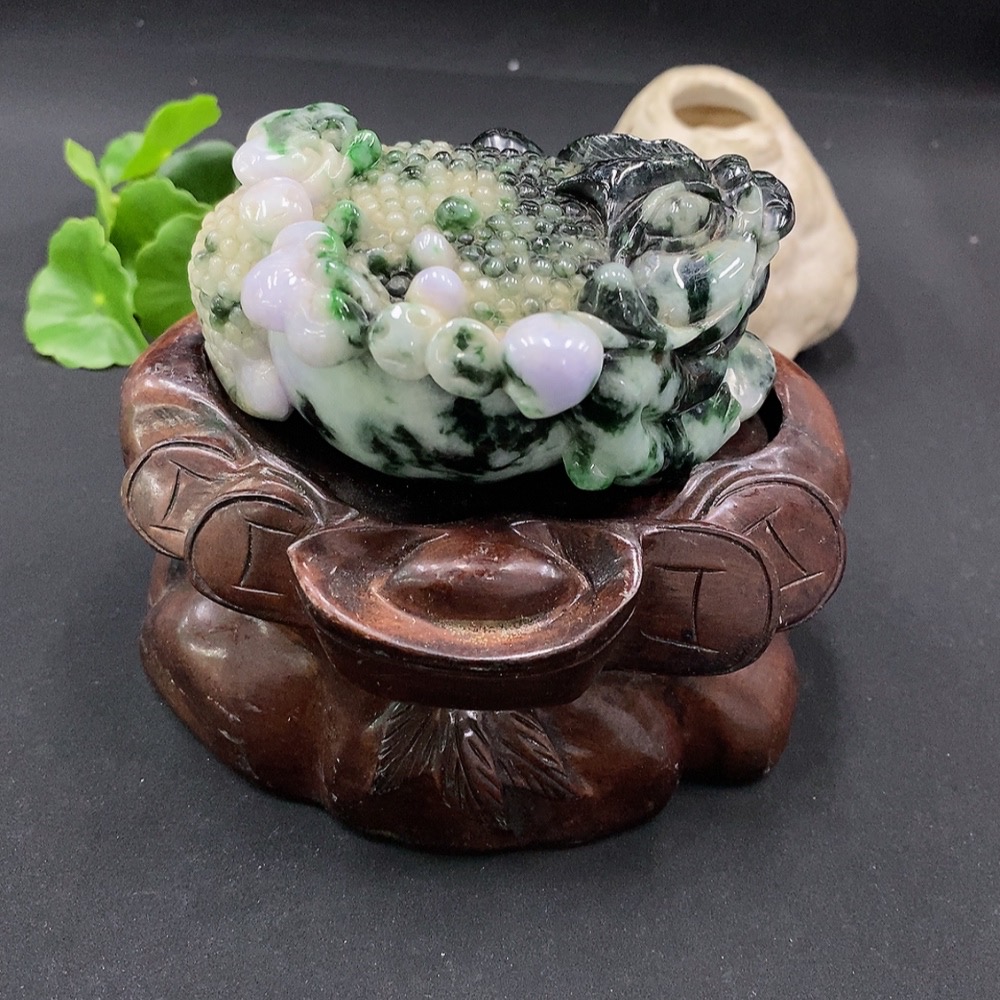 F35091647 Jadeite Gold Toad Ornament with Other Mineral Components, with Base, Total Weight Approximately 478.13g, Base Excluded
