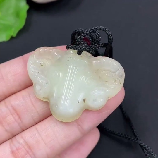 H29429958 Xiuyu (Serpentine Jade) Pendant     Sheep Head     Total Weight (Including Rope): Approx. 14.1g