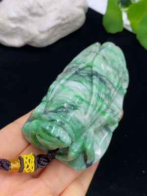 F46564584 翡翠一鸣惊人挂件 货品总重约222.27g 含其它矿物成分