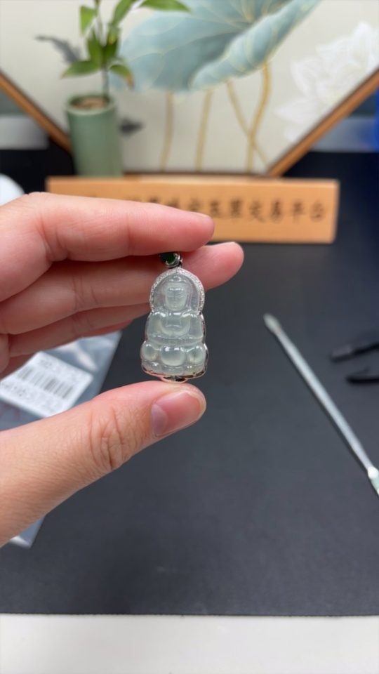 F34983732 Jadeite Guanyin inlay piece 18k gold inlaid with rope total weight about 7.24g