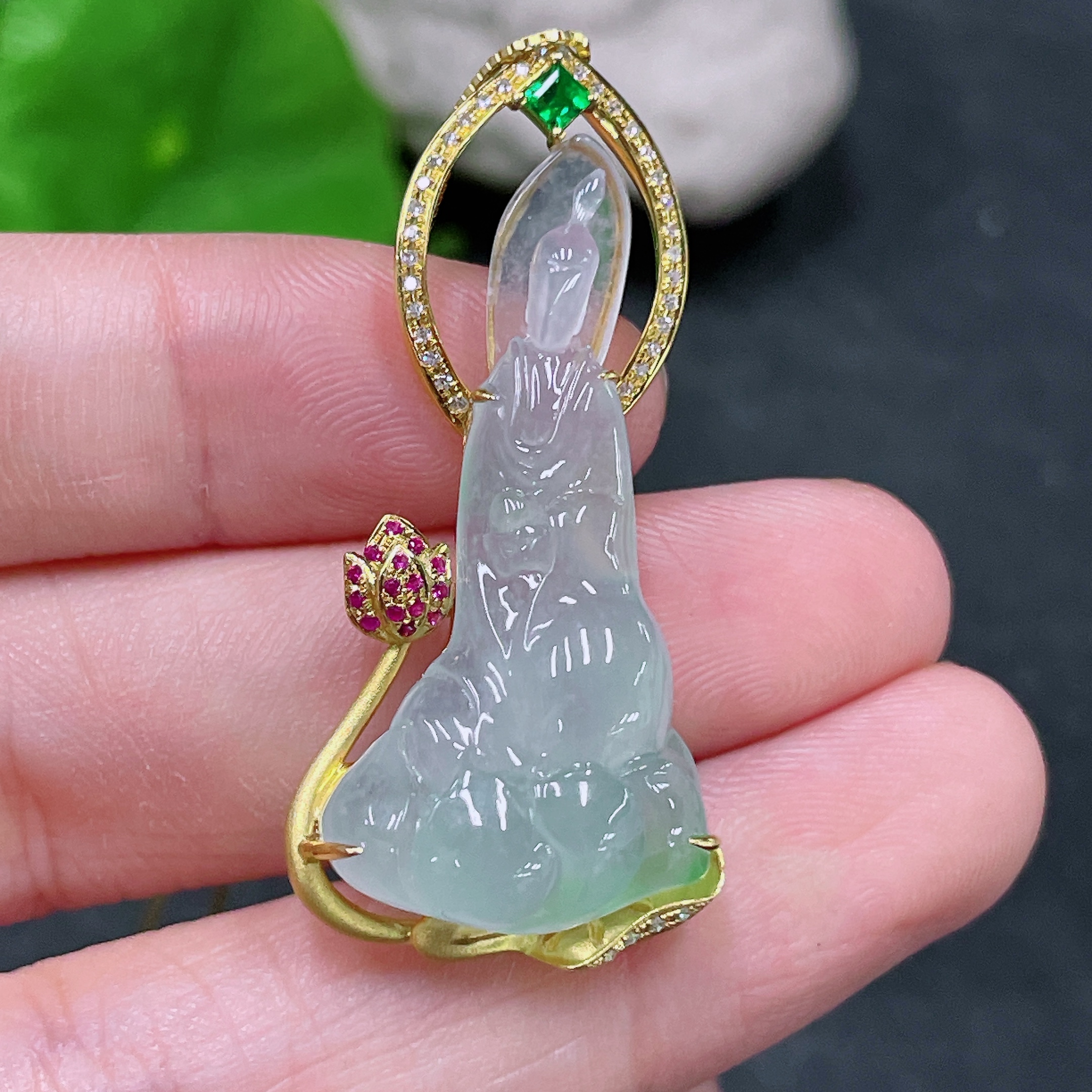 F33839447 Jadeite Guanyin Inlaid Pendant with 18K Gold and Diamond Accents, Colorless, Total Weight Including Chain Approximately 7.2g