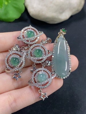 F46601120 翡翠镶嵌吊坠 非金镶 货品总重约17.3g
