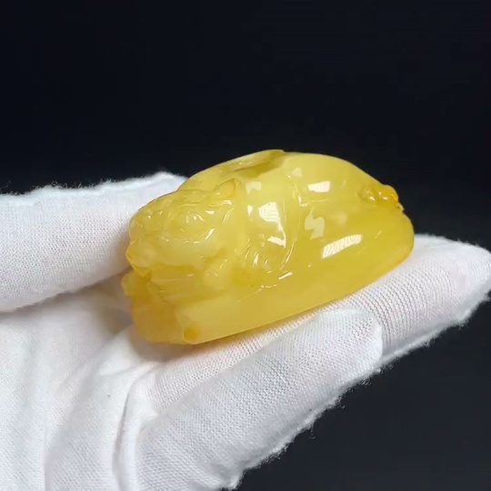 C24796921 Amber and beeswax pendant, total weight about 40.87g, with damage
