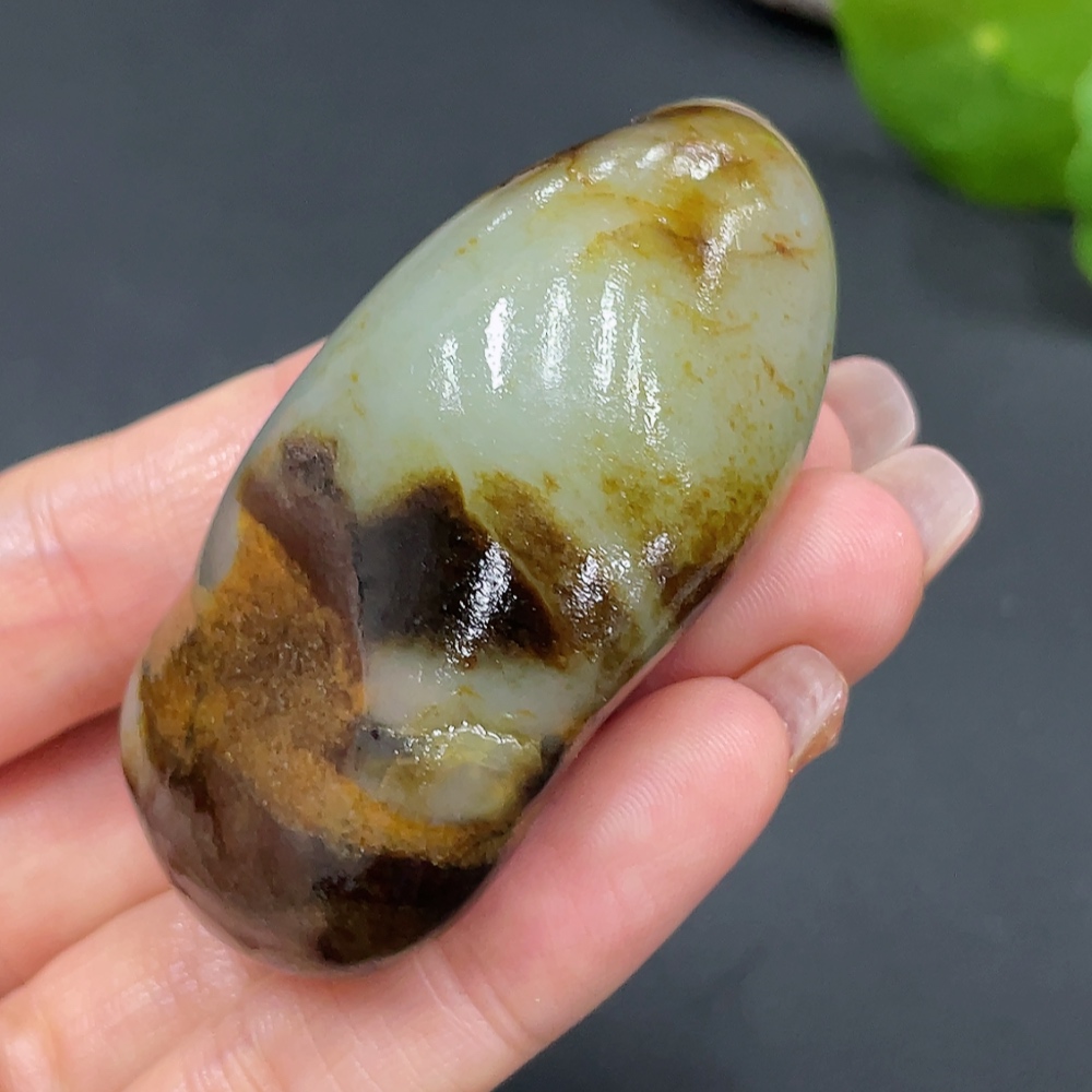H23656252 Hetian Jade, undetermined cause of skin color, total weight about 68.2g