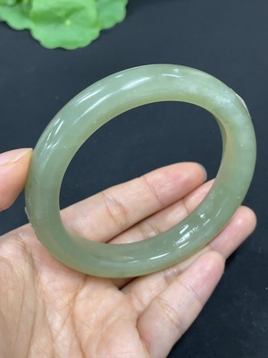 H43124454 和田玉正圈手镯    圈口58.6     货品总重约60.3g  可见粘贴工艺