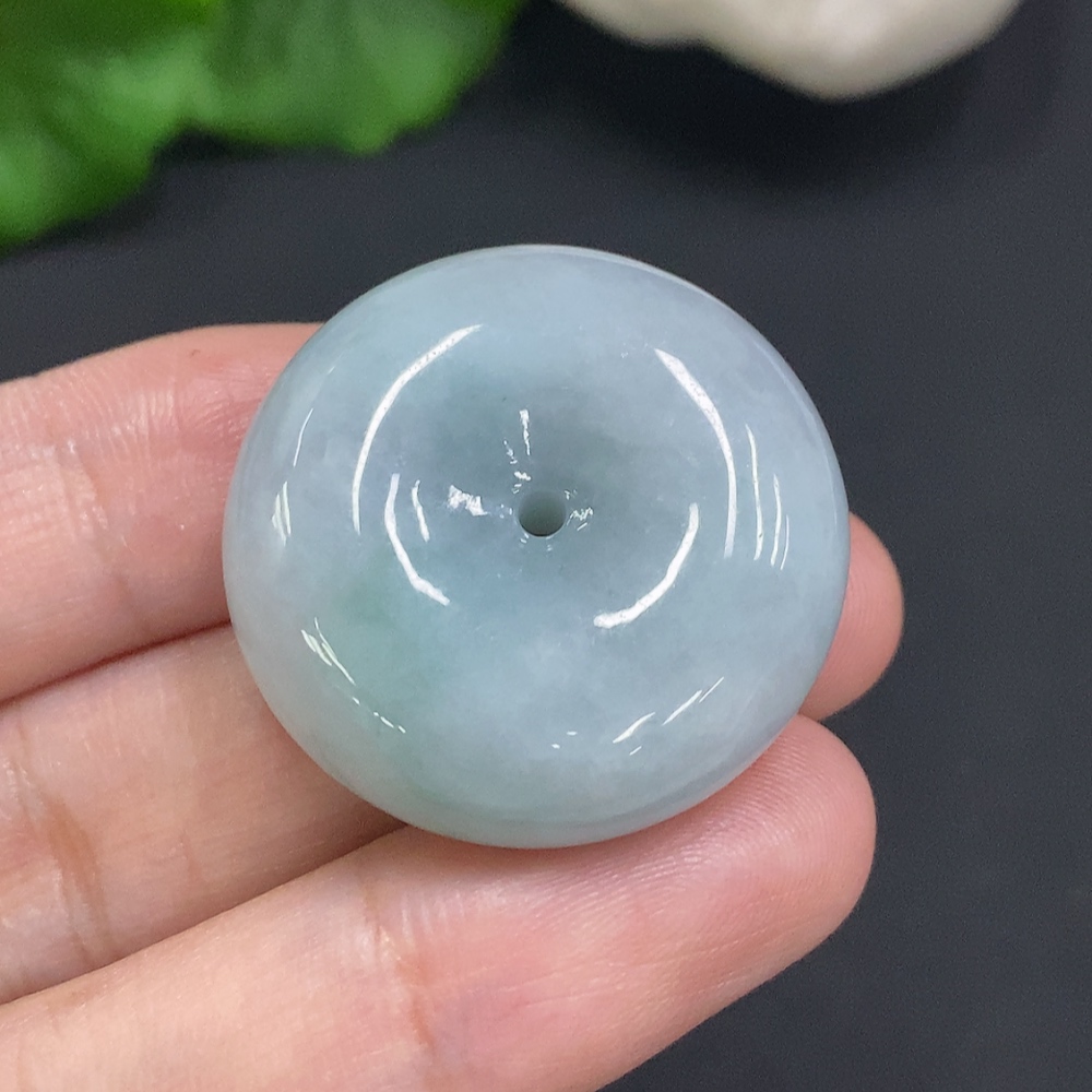 F34070550 Jadeite Peace Knot, total weight approximately 19.1 grams