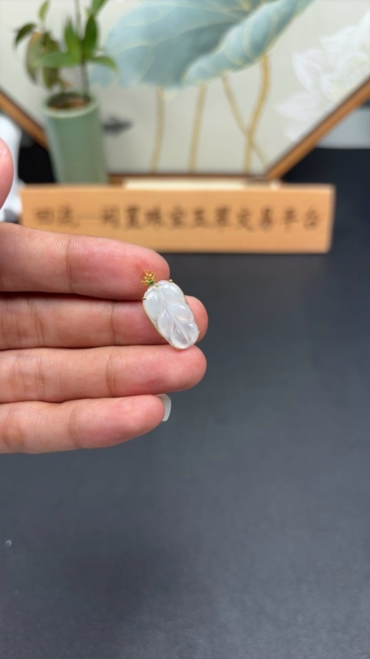 F33909665 Jadeite Leaf Inlaid Pendant 18K Gold Setting Total Weight Approx. 1.29g