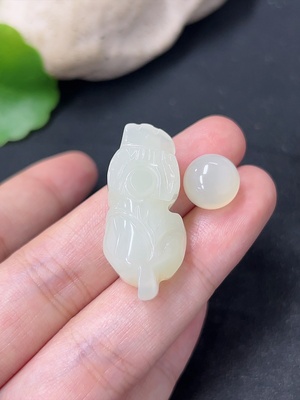 H40749829 岫玉（蛇纹石玉）挂件+蛋面  货品总重约8g