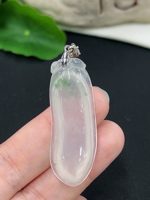 F46586325 翡翠福瓜挂件  货品总重约8克（非金镶）