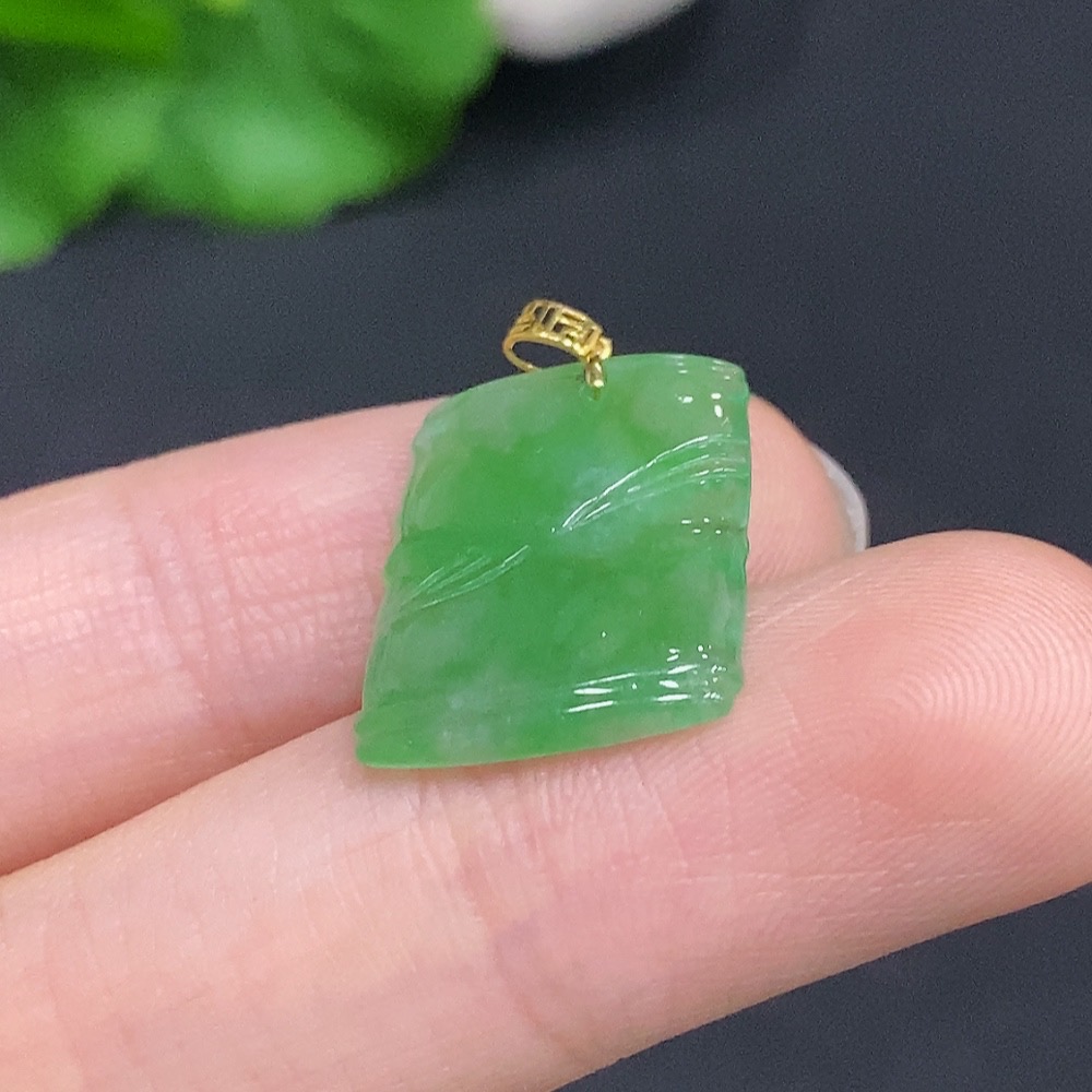 F32807302 Jadeite Pendant with Continuous Ascendancy Design 18k Gold Clasp Total Weight Approximately 1.2g
