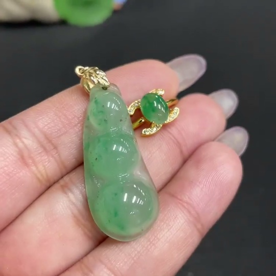 H34972491 African Emerald (Dulong Jade)