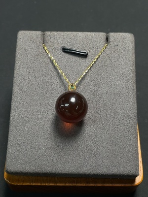C43117549 琥珀蜜蜡挂件 链非金 吊坠18k金 货品总重约3.1g 卡15.3mm左右