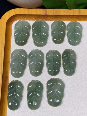 F45335333 翡翠叶子挂件 一手走 总重约44.31g