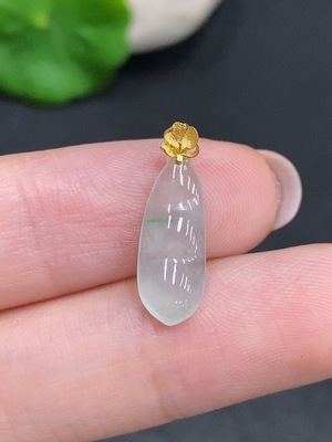 F34003928 Jadeite Lucky Bean Pendant with 18k Gold Clasp, Total Weight Approximately 0.4g