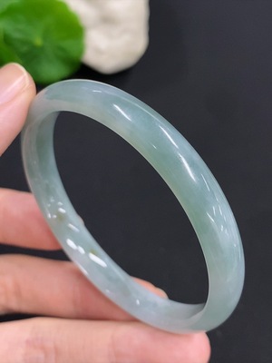 F46555548 翡翠正圈手镯 货品总重量约23.3克 圈口54.8