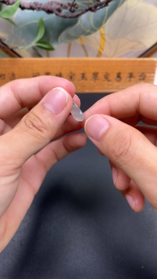 F34003928 Jadeite Lucky Bean Pendant with 18k Gold Clasp, Total Weight Approximately 0.4g