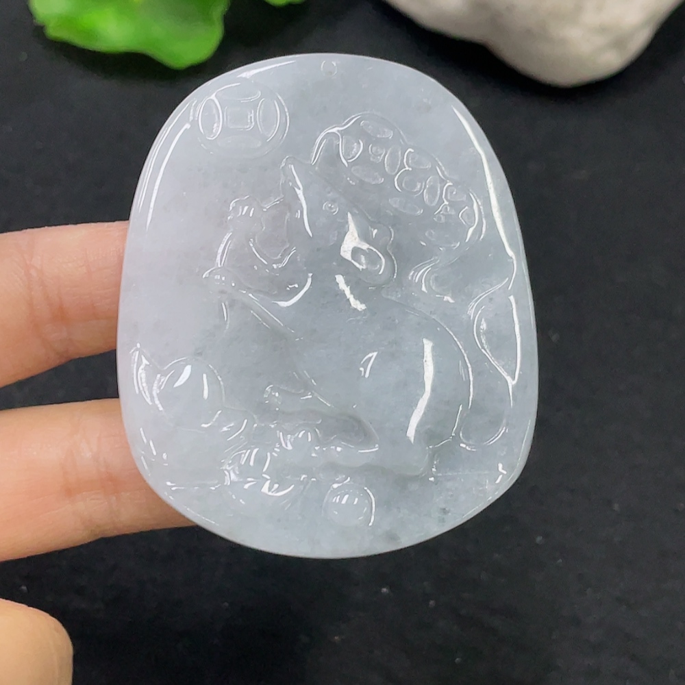 F31636927 Jadeitependant with a total weight of approximately 35.63g