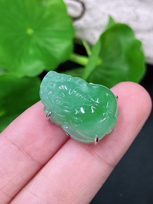F33944077 Jadeite Pendant with 18K Gold Setting, Total Weight Approx. 5.7g