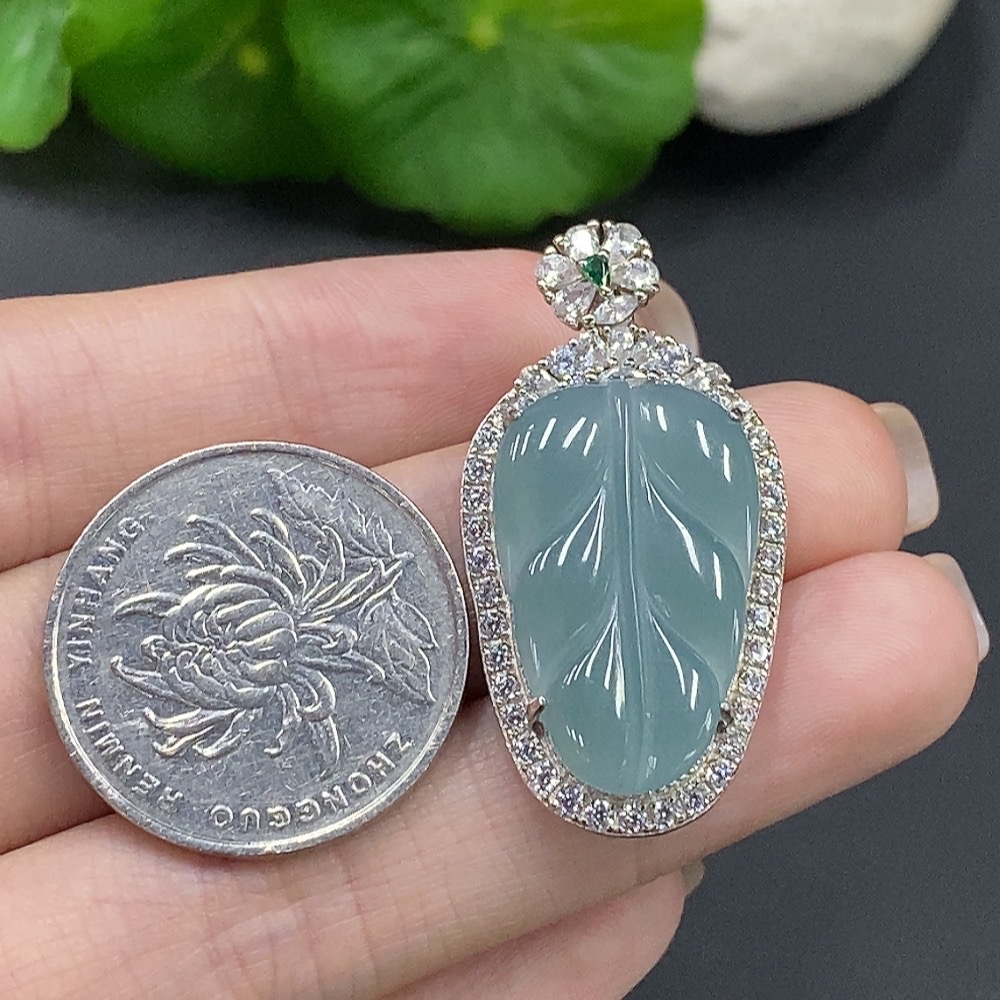 F16723199 Jadeite Leaf Pendant Non-Gold Inlaid Total Weight 6.032g
