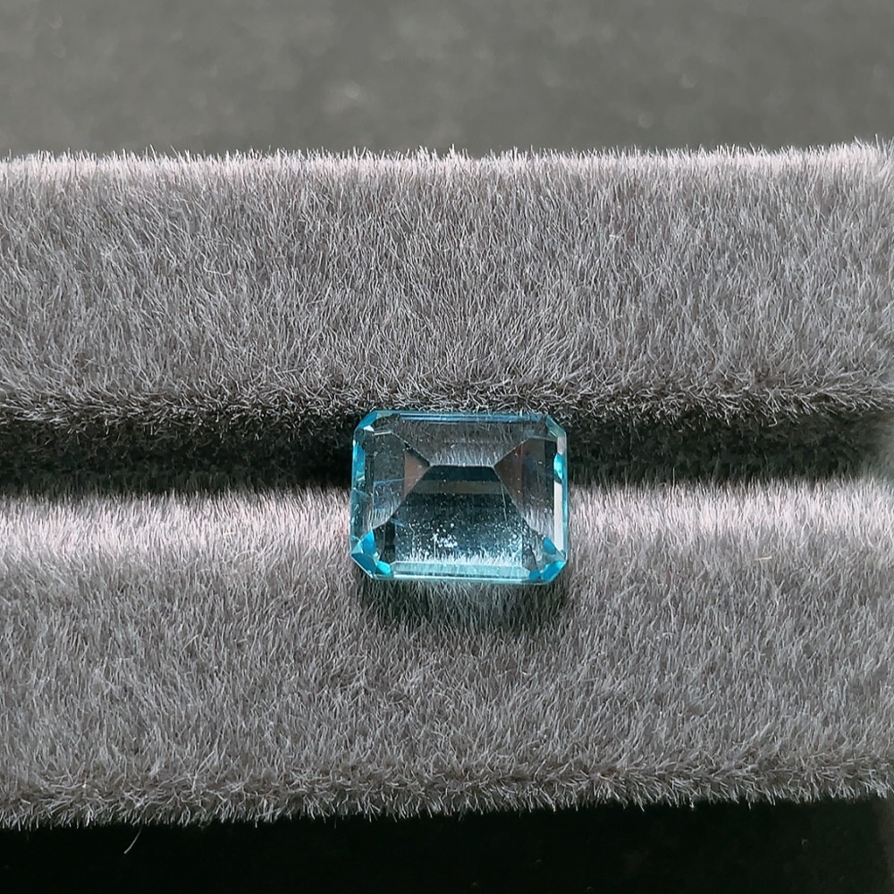 C32765769 Topaz Rough Stone, Color Origin Undetermined, Total Weight Approximately 6.50 Carats