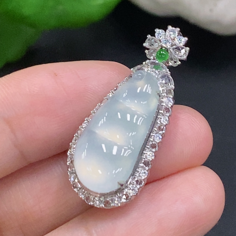 F32801621 Jadeite Lucky Bean Pendant in 18K Gold, Total Weight Approx. 4.5g (Non-Diamond)