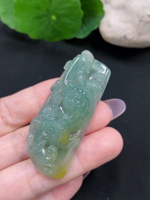 F34966674 Jadeite pendant with a total weight of approximately 25.7 grams (color origin of the yellow part undetermined)