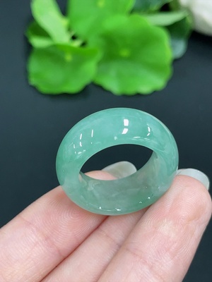F41950380 翡翠戒圈 货品总重约8.3g  圈口12