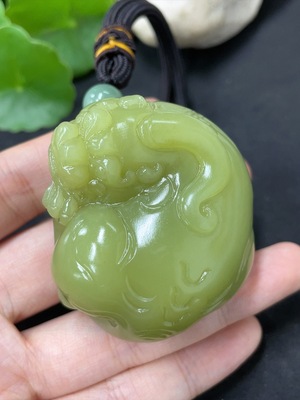 H41904914 和田玉手把件   瑞兽     货品总重约（含绳）122.3g