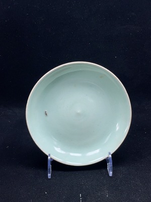W32766442 Ceramic, Perfect Condition, Mid-Qing Dynasty Pea-Green Glazed Plate (Subject to Actual Item)