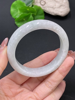F37375238 翡翠正圈手镯 有断裂 货品总重约57.24g  圈口55.5