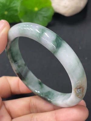 F36276060 翡翠正圈手镯 圈口52mm 货品总约重33.86g 含其他矿物质成分