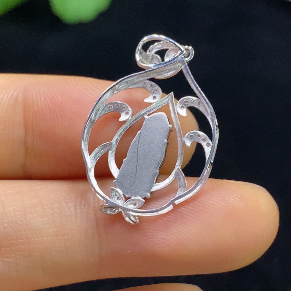 F35135460 Jadeite leaf pendant with 18k gold and diamond accents, total weight approximately 1.37g