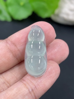 F42971515 翡翠福豆挂件 货品总重约2.9克