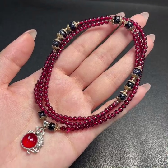 C34993020 Garnet bead necklace with non-natural, non-gold accents, total weight approx. 25.25g, bead size 3.5mm
