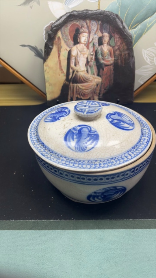 W27078994 Ceramic Blue and White Lidded Box from the Export Period (size as per actual item)