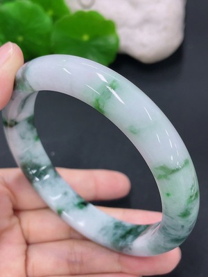 F41934231 翡翠正圈手镯 圈口60mm 货品总约重58.59g 含其他矿物质成分