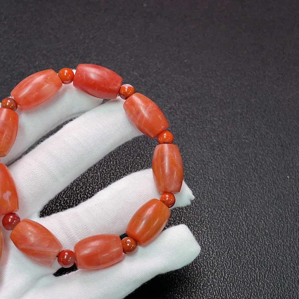 C35091871 Red Agate Bracelet with Visible Organic Matter, Total Weight Approximately 81.46g, Sell as a Lot