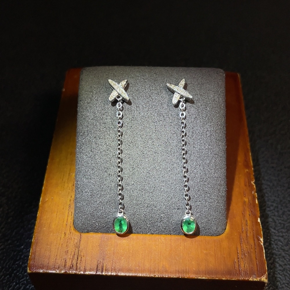 C29341555 Emerald Inlaid Earrings 18K Gold Total Weight Approx. 1.02g Clarity Enhanced