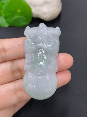 F46593984 翡翠瑞兽挂件 货品总重量约21克
