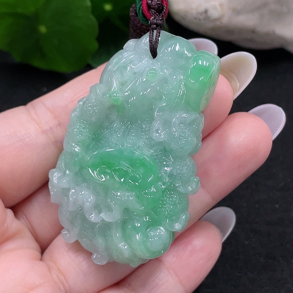 F33900300 Jadeite cabbage pendant Total weight about 48.7g (including rope weight)